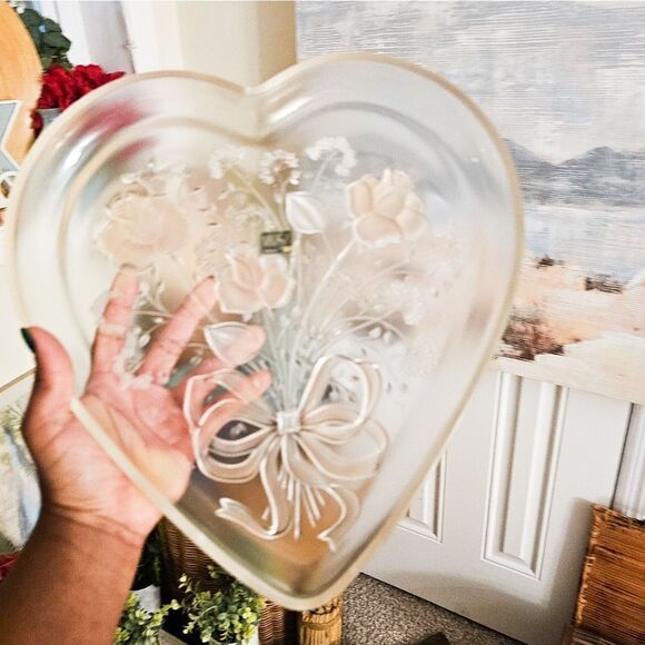 New VTG Mikasa Crystal Sweatheart Roses Embossed Serving Tray. - Picture 10 of 15